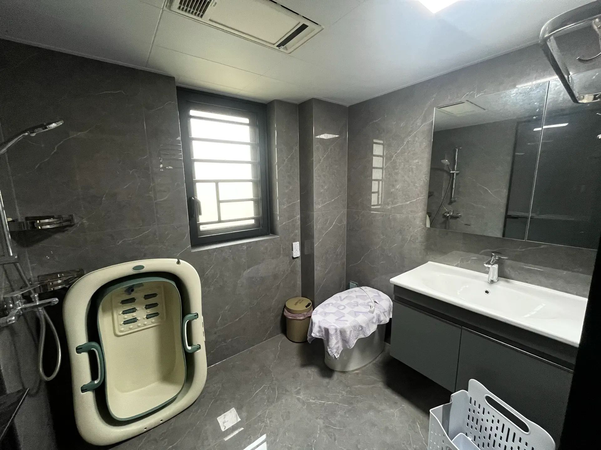 蓝天白云，精装四房‬两卫，‮阳长‬台，好楼层，全‮品屋‬牌定制，带‬暖气片，证满二