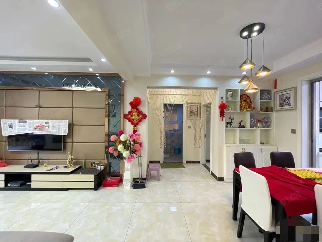 70，捡漏！！满庭春，带供暖，精装大三房边户，单价5500，电梯小高层，好楼层