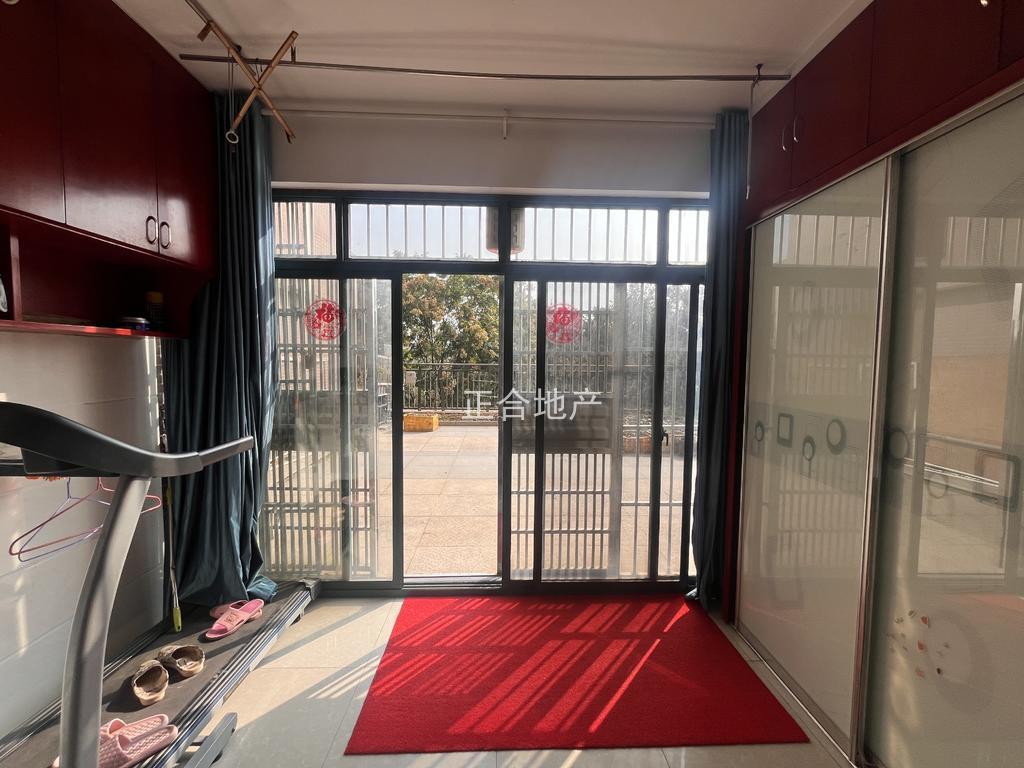 降价了，业主亏本急甩，一中对面，电梯精装三房两卫，带超大露台，快来捡漏，证满二