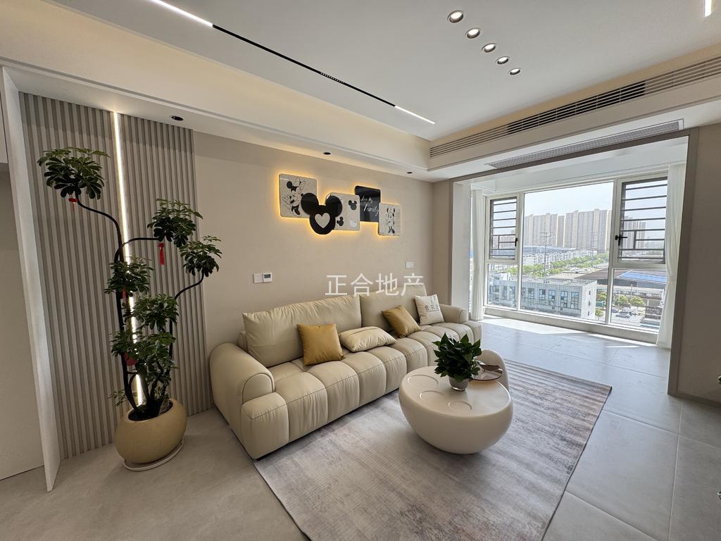 风和日丽，双书包房，精装三房两卫，全新装修，中间好楼层，拎包入住，证满二