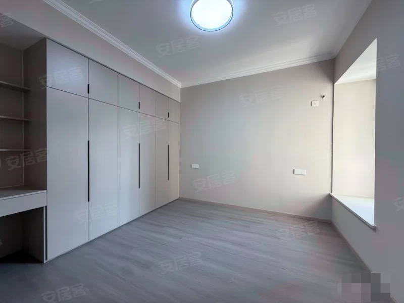 降价了，诚心出售，风和日丽，精装当做毛坯卖，好楼层电梯25楼，全新装修大两房，证件满二