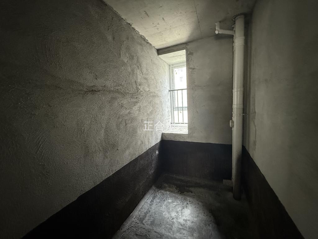 业主急售，蓝天花园，小‮层高‬洋房，好楼层5楼，一梯一户，7字转角‮阳大‬台，边户