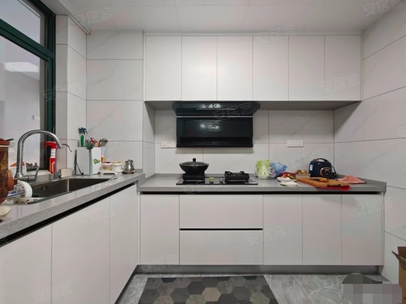 降价了降价了，城区好地段，时代广场，精装电梯3房，好楼层，9成新，拎包即住，