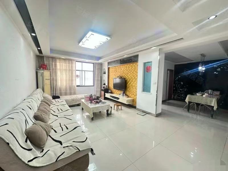 375，商城附近，汽修小区，步梯三楼，房龄新，精装三房，南北通透