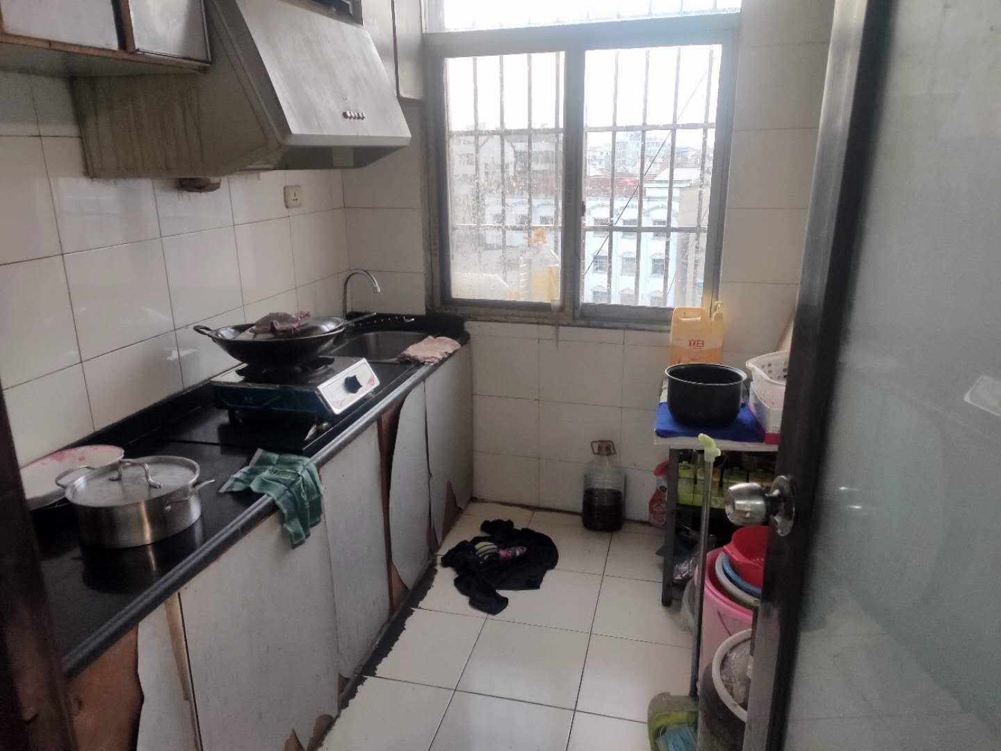 商城北门农行旁边三房诚心出售