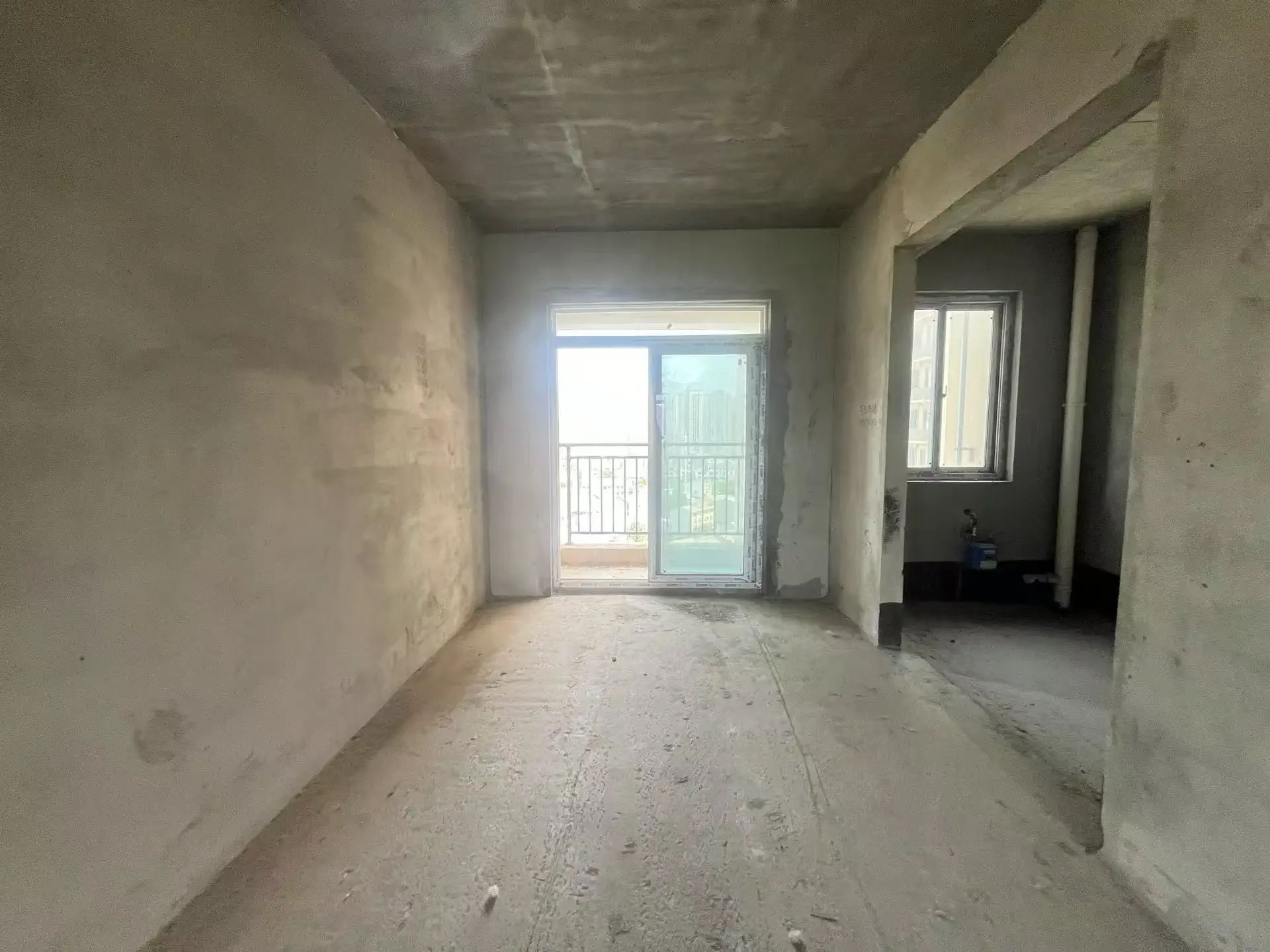 捡漏，城南，南国明珠，单价4000，毛坯大四房，送车位，15楼，满五