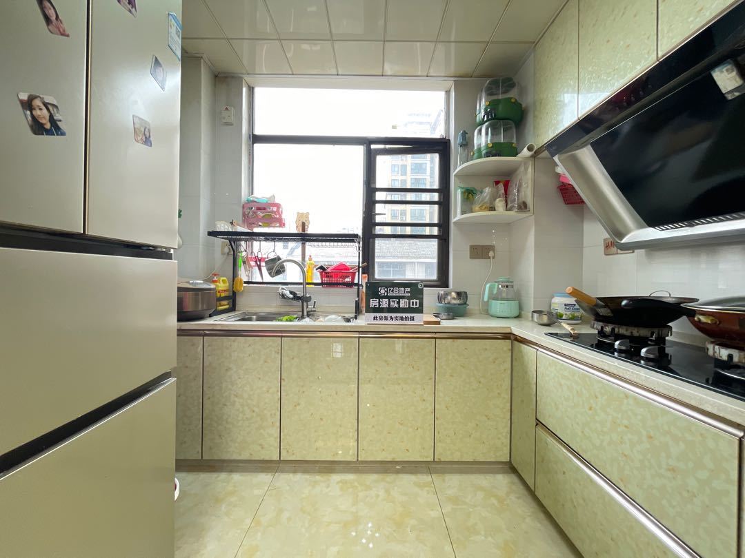 降价了，城南，新街电梯花园洋房，精装三房两卫，一梯两户车，采光好，证满二