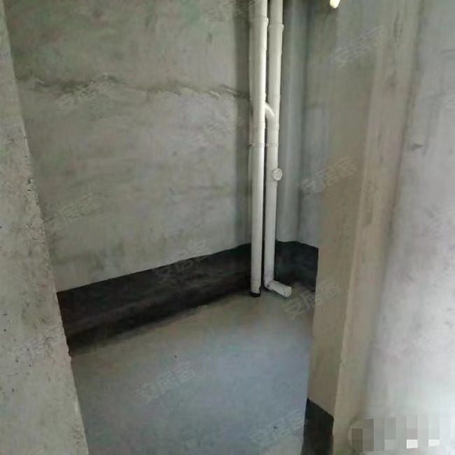 311，捡漏！房东急售，风和日丽，4房​，单价4500，送车位，电梯好楼层，采光好