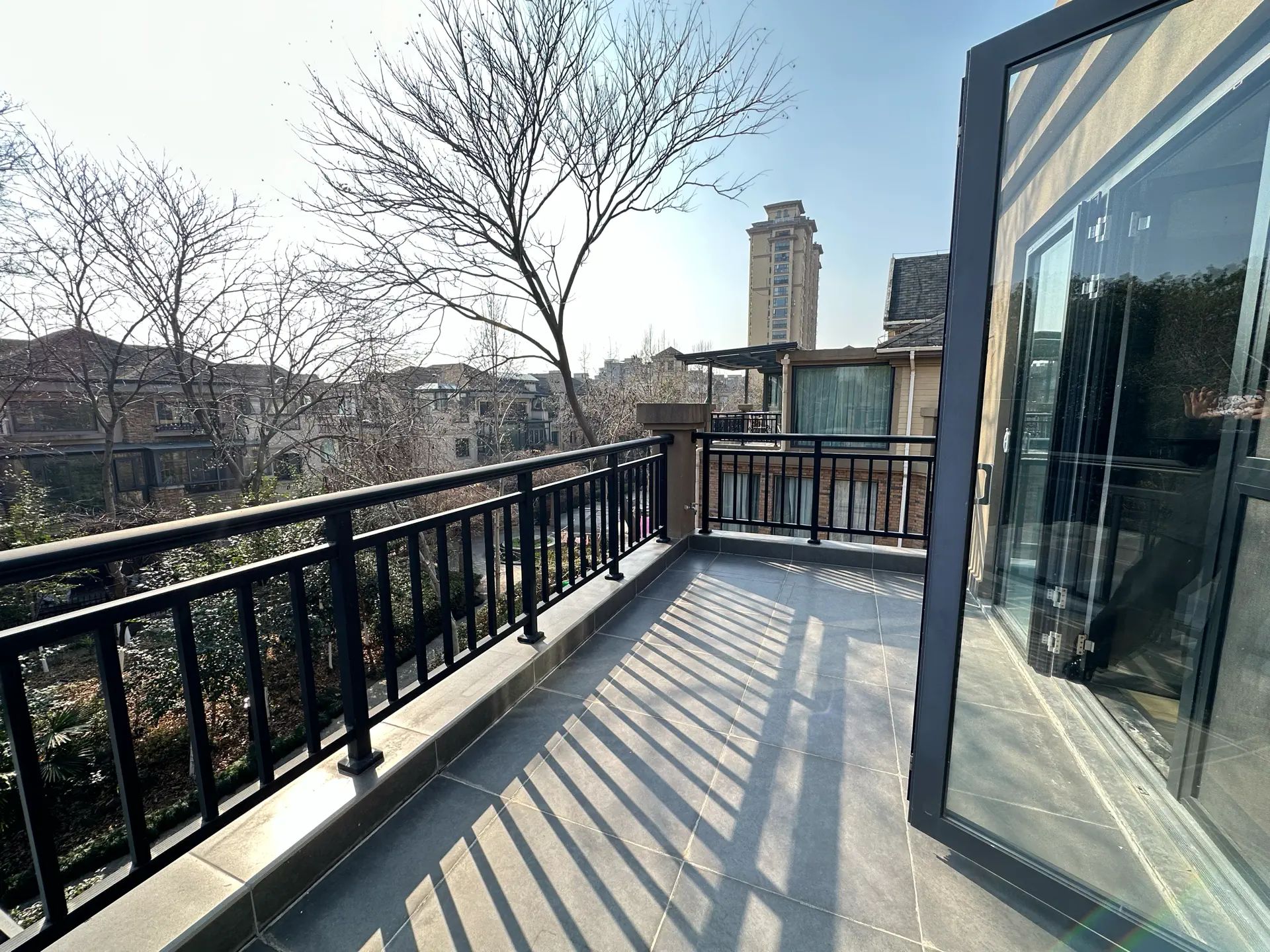 亏本出，绿地，‬别墅，边‮带户‬大院子，成色新，拎包入住