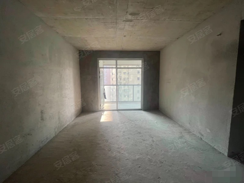 降价了，房东亏本出售，蓝天白云，买房送车位，中间好楼层，毛坯三房，证满二，