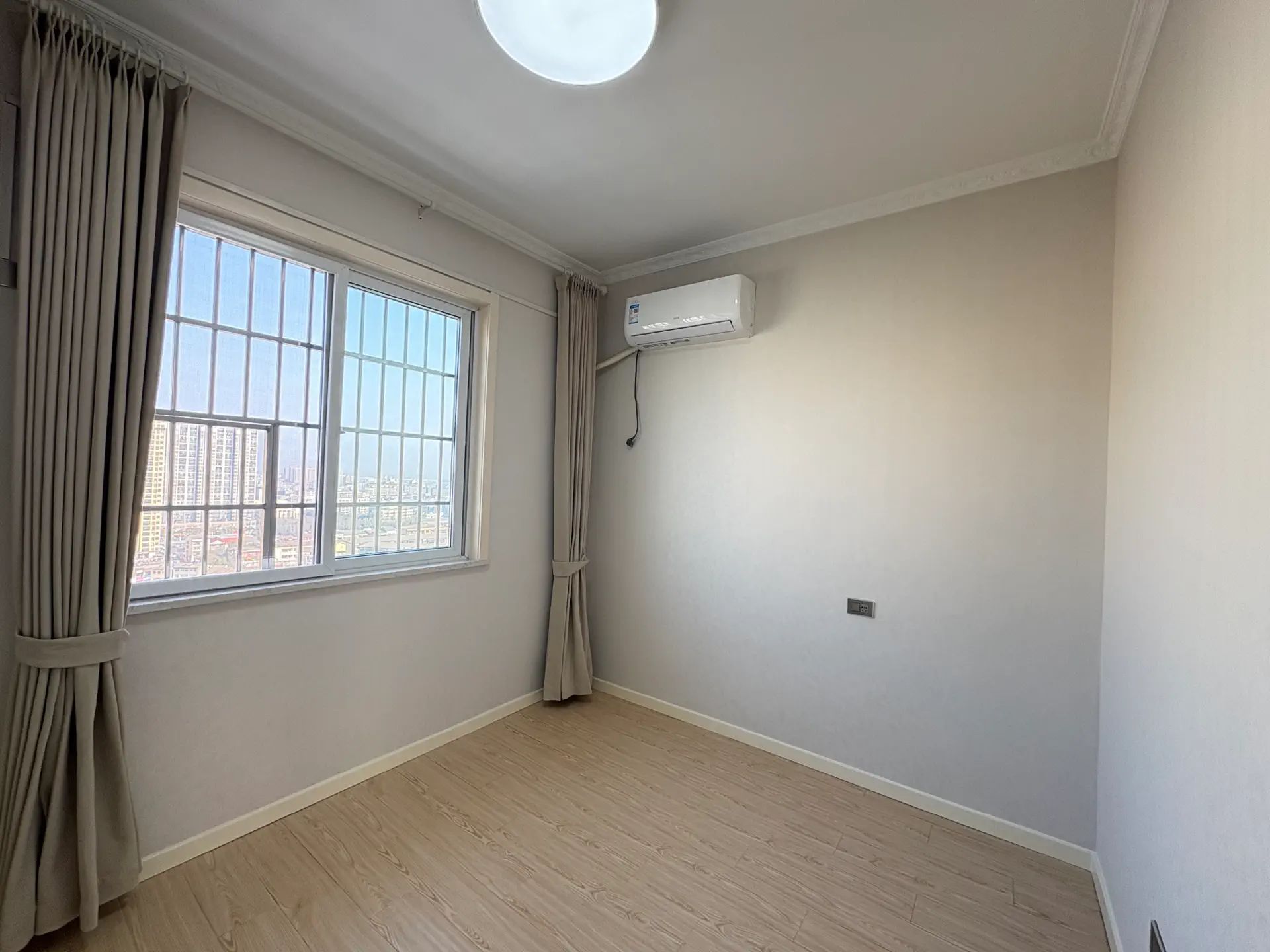 一中对面，翰林公馆，精装3房2卫，南北双阳台，​东边户，单价4600