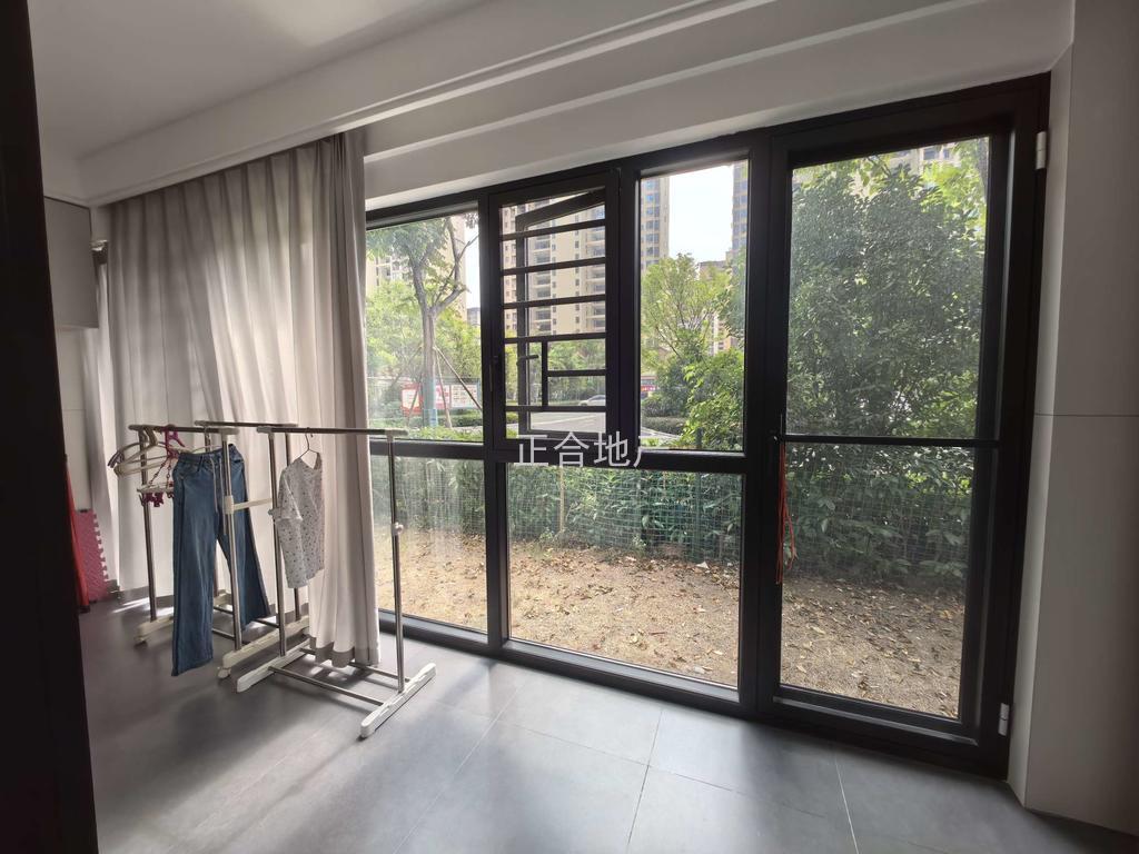 亏本出，业主急售，森林国际北苑，一楼带院子，精装三房，大阳台全屋地暖，证满二，