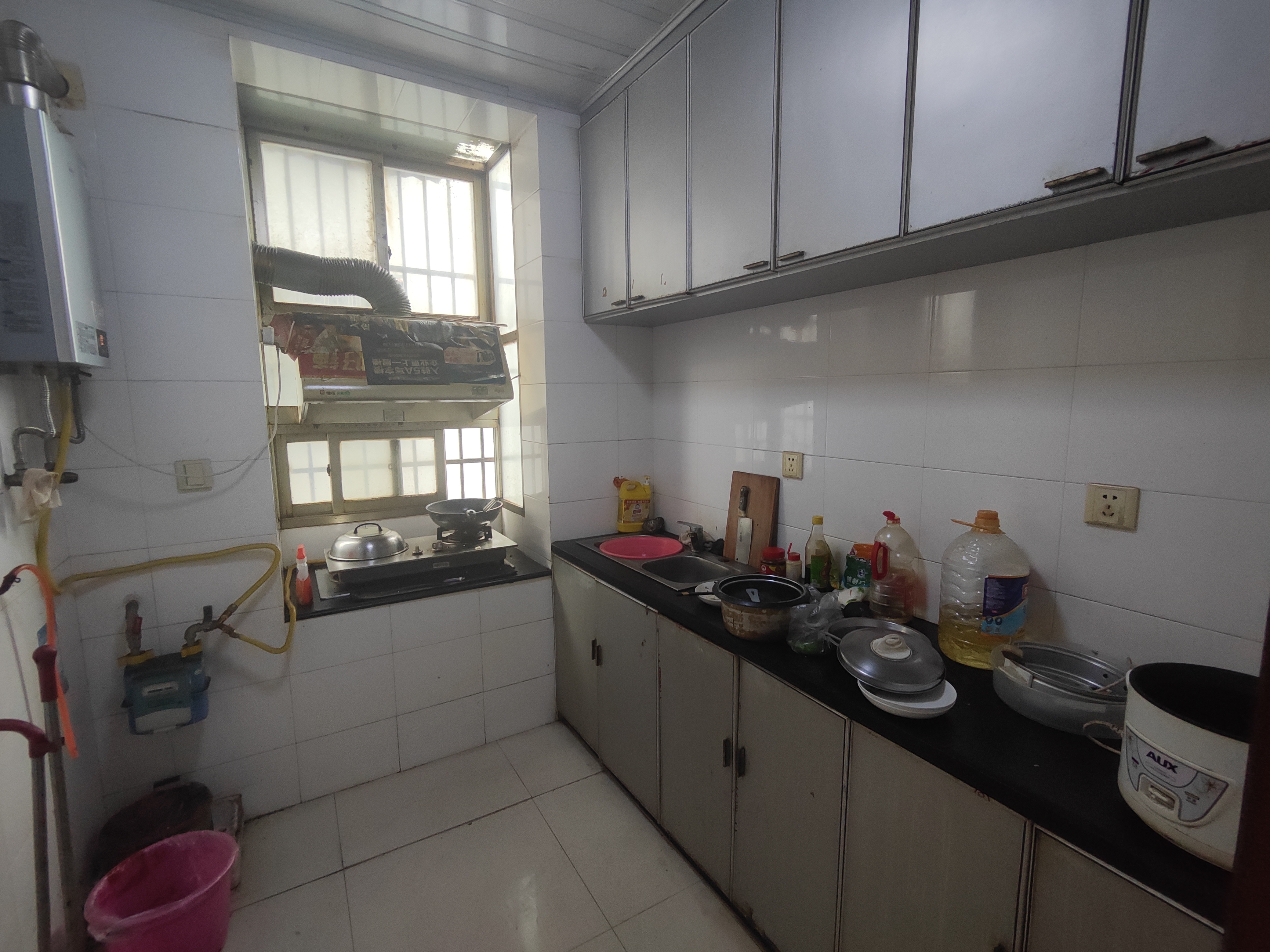 车站对面宏达小区.装修三房.证件满二.看房方便