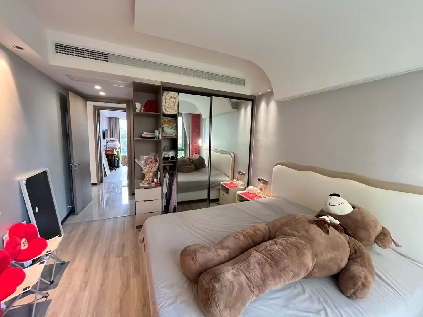 捡漏，新城壹号四期，带超大露台，边户，9成新装修，