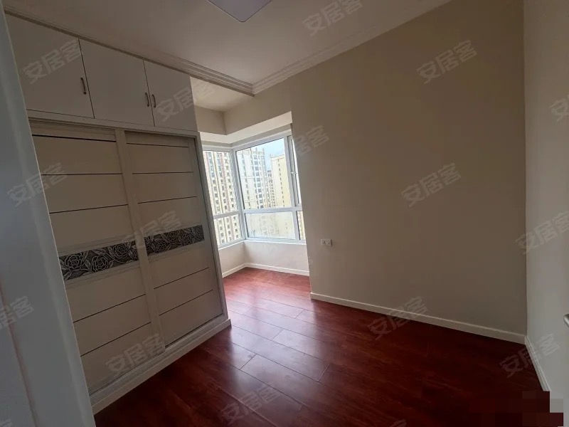 急售，和合国际，精装两房，三开间朝南，带两个卫生间，中间楼层