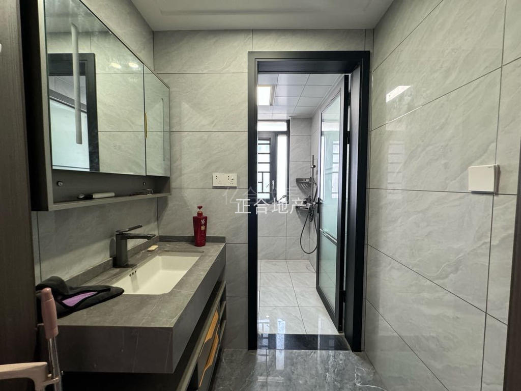 业主亏本诚心出售，城南，南国明珠，电梯好楼层，全屋品牌装修，户型好。精装四房