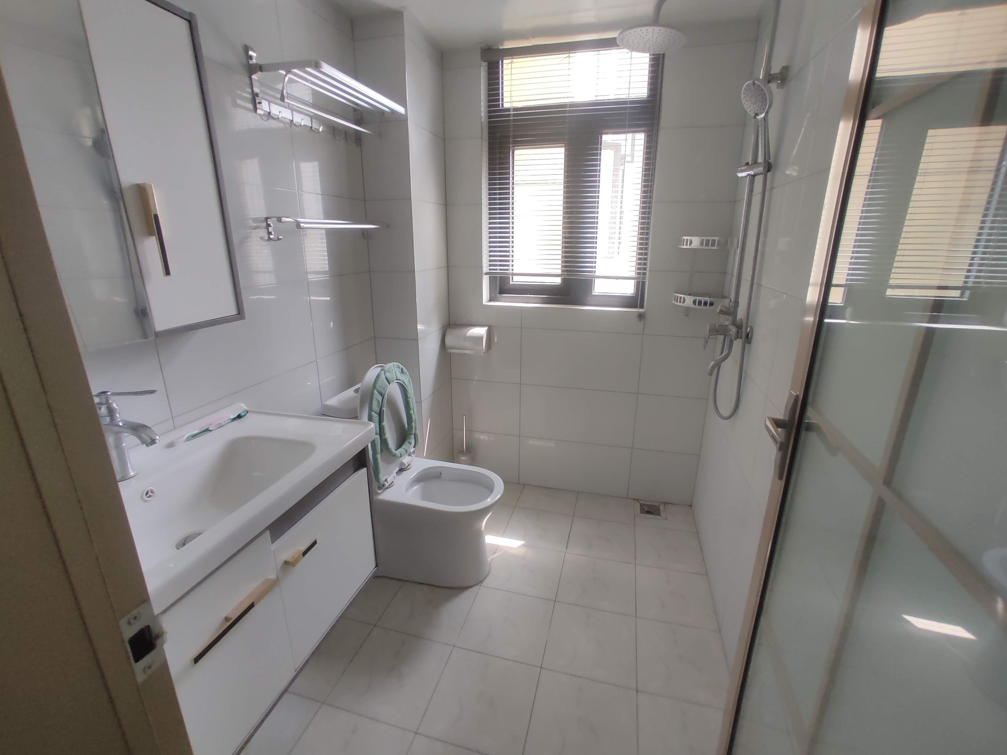 蓝天新城.精装三房两卫.房子成色新.小区环境好.证件满二.看房方便