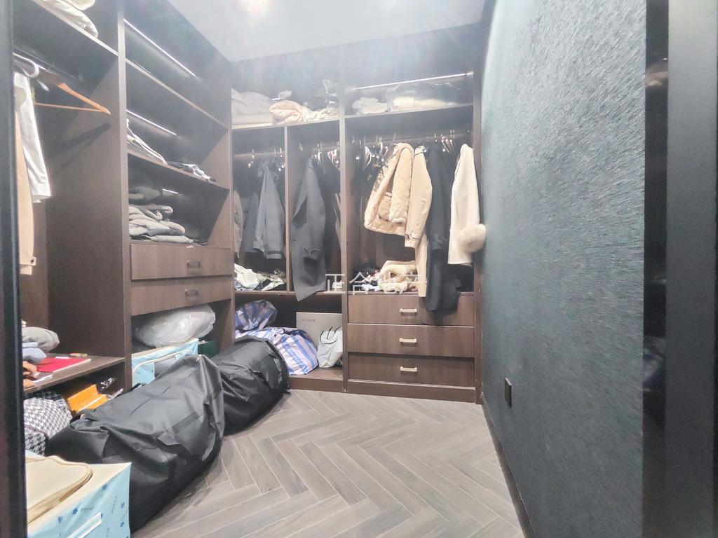 城南，森林国际，大平层，全屋豪装，装修都花了100万，电梯中层，诚心急售，送两个车位