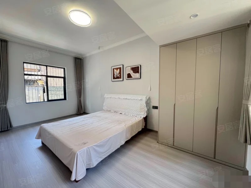 商城附近，步梯三楼，三房朝南，大阳台，精装三房，老证