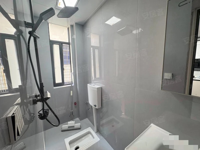 商城附近，步梯三楼，三房朝南，大阳台，精装三房，老证