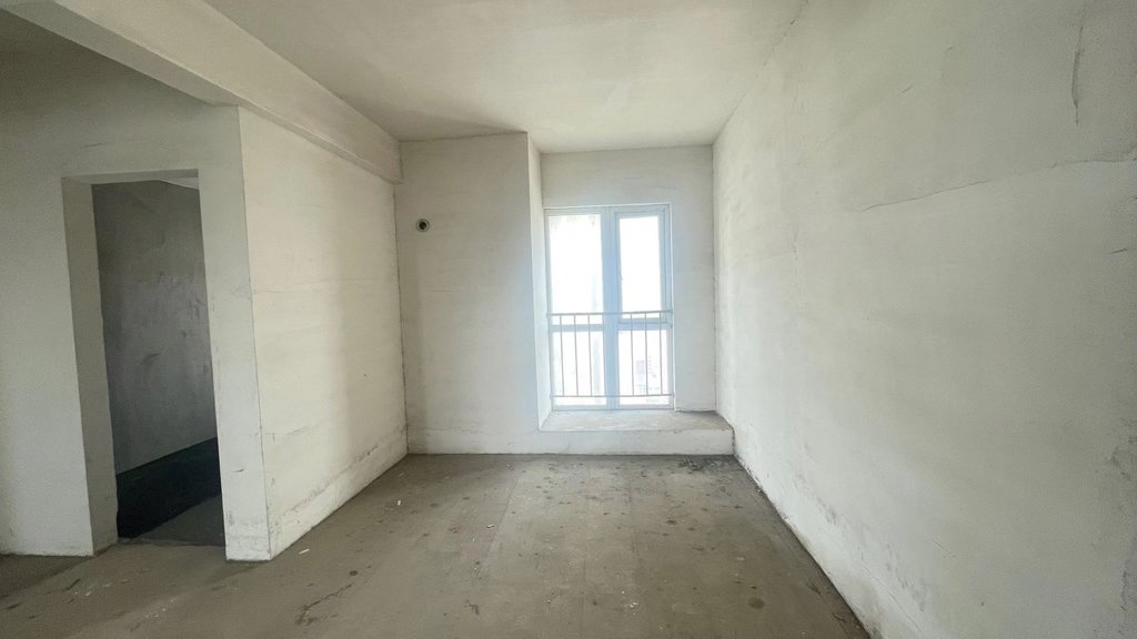 福星城.毛坯三房.还送超大阳台.看房方便