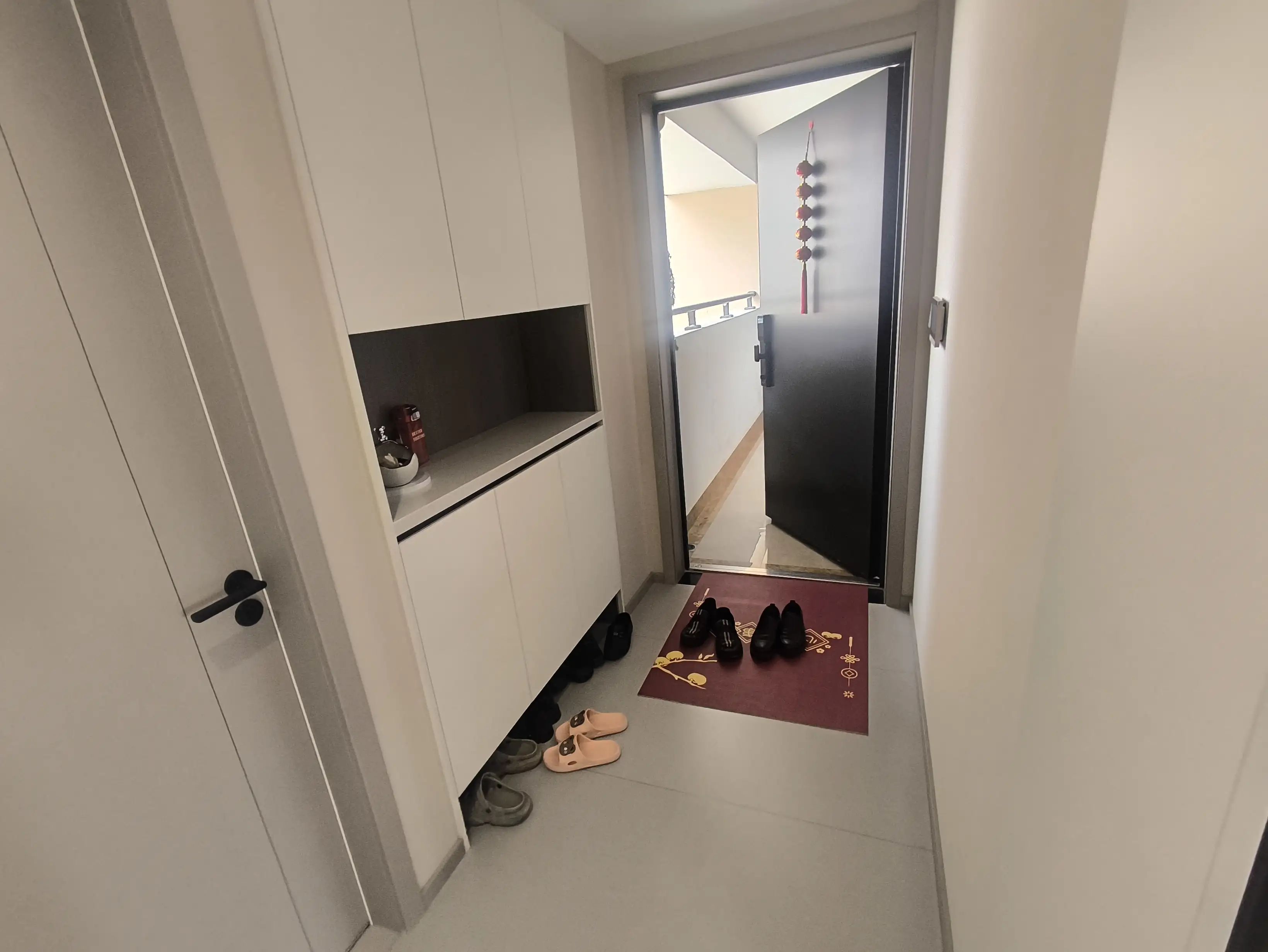 城南，荣怀E区，‮高小‬层，精装‮房三‬两卫，‮衣带‬帽间，诚心出售