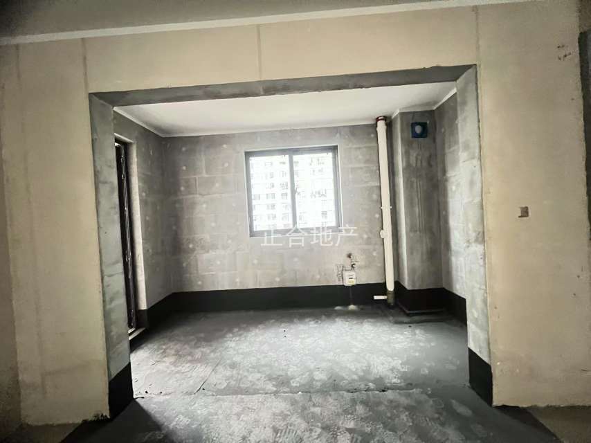 急售，城南，吾悦华府现房，毛坯大3房2卫，中间好楼层，带车位，