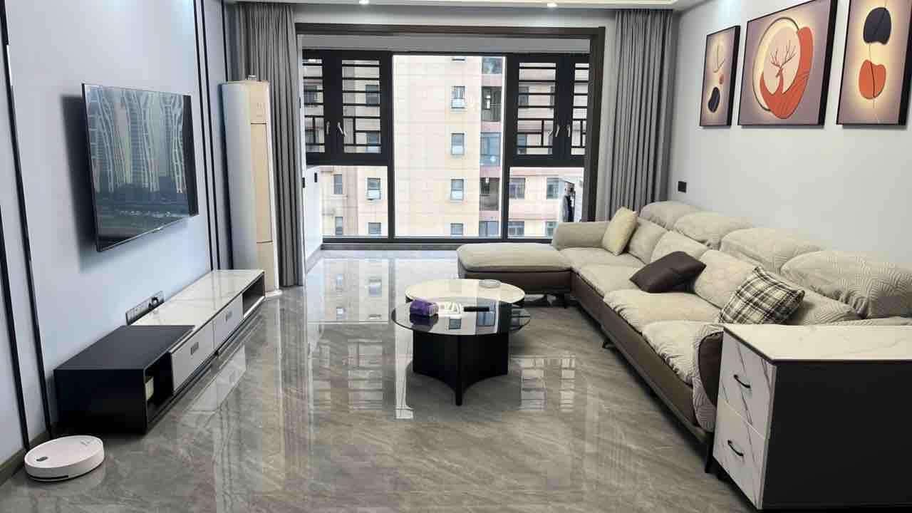 急售，城南，全新装修，一天未住，中间楼层，家具家电齐全，满二，可砍