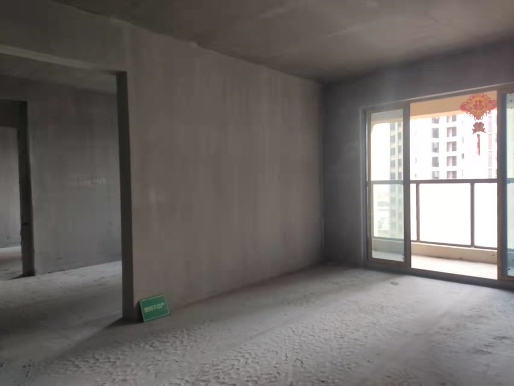 御湖世家毛坯三房中间好楼层采光好视野开阔业主诚心出售