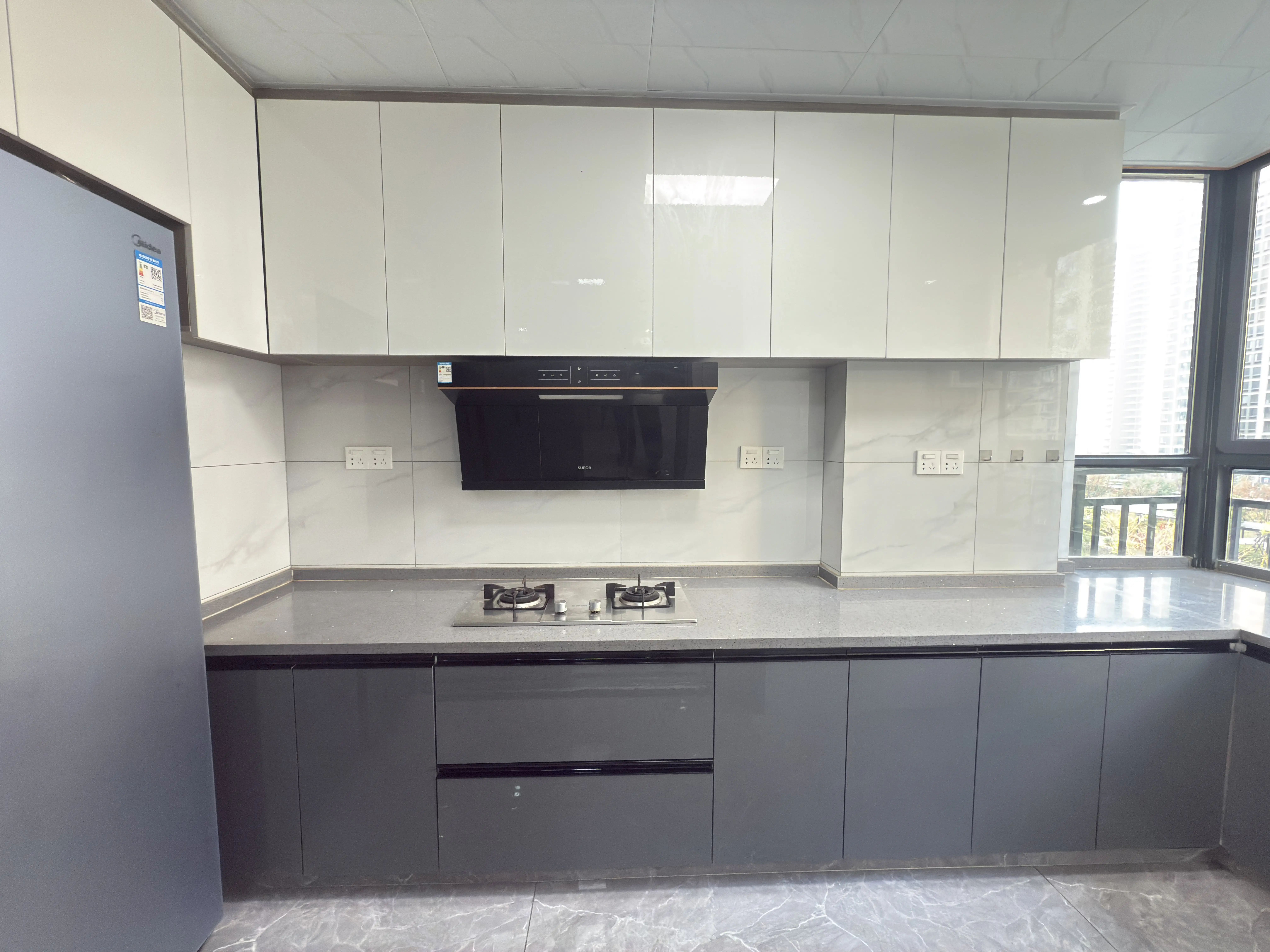 风和日丽，精装四房，全新装修，南北双阳台，单价5千多，证满二