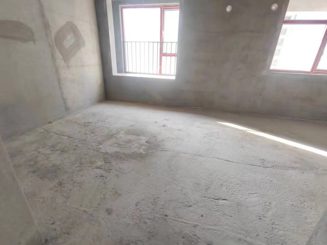 风和日丽.毛坯三房.中间楼层.业主急卖.看房方便