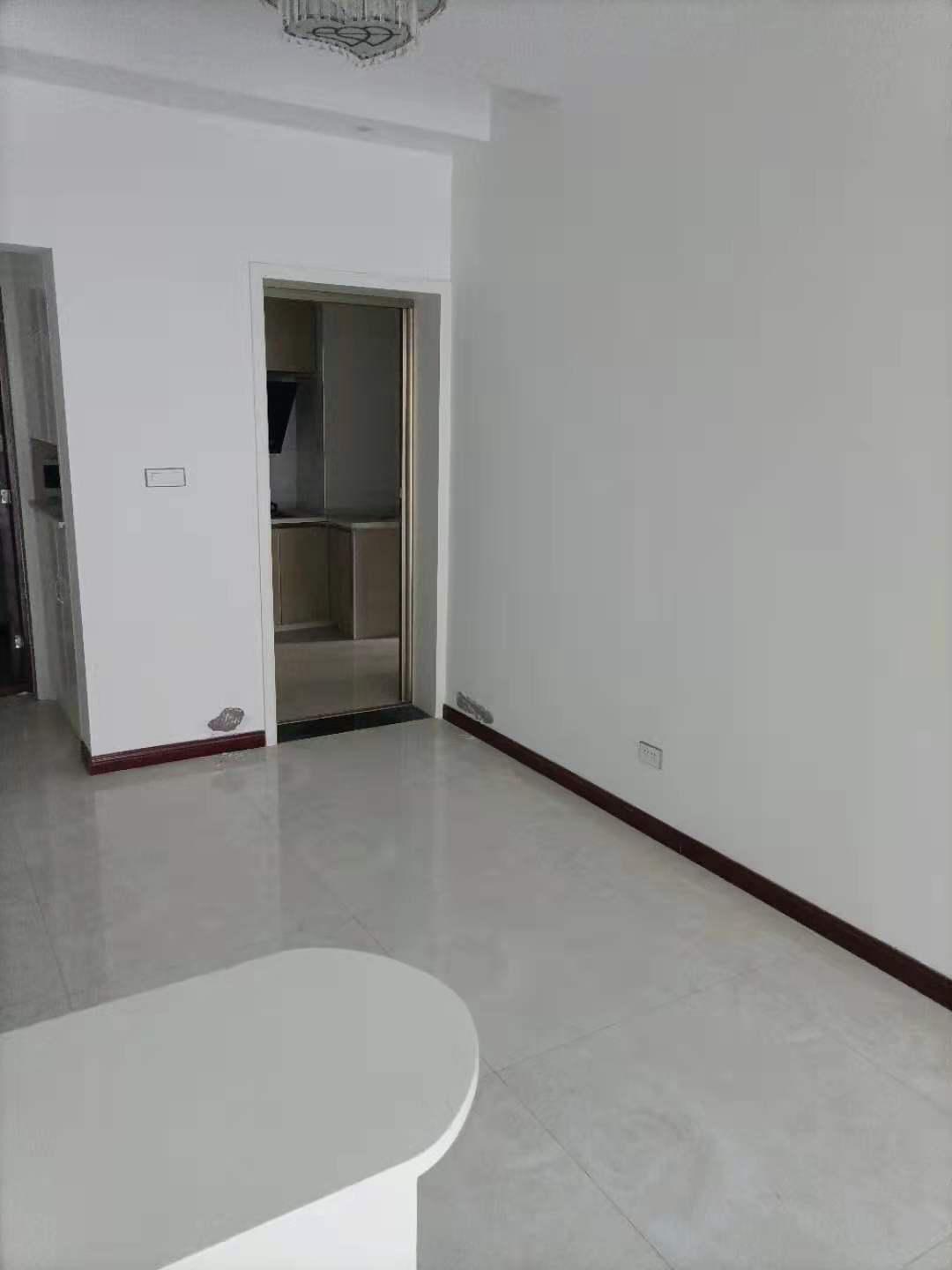 硬装装好了。证10月份满两年。可配合满