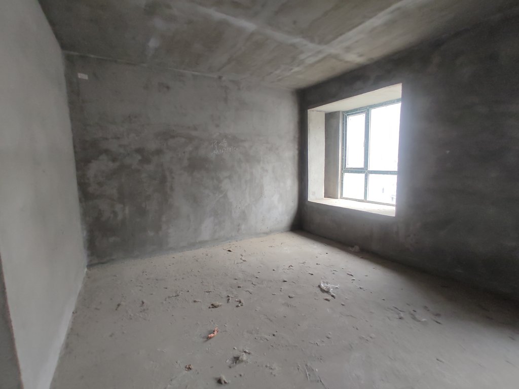 元泰清华园.毛坯大三房.证件满二.单嫁才5800多.看房方便