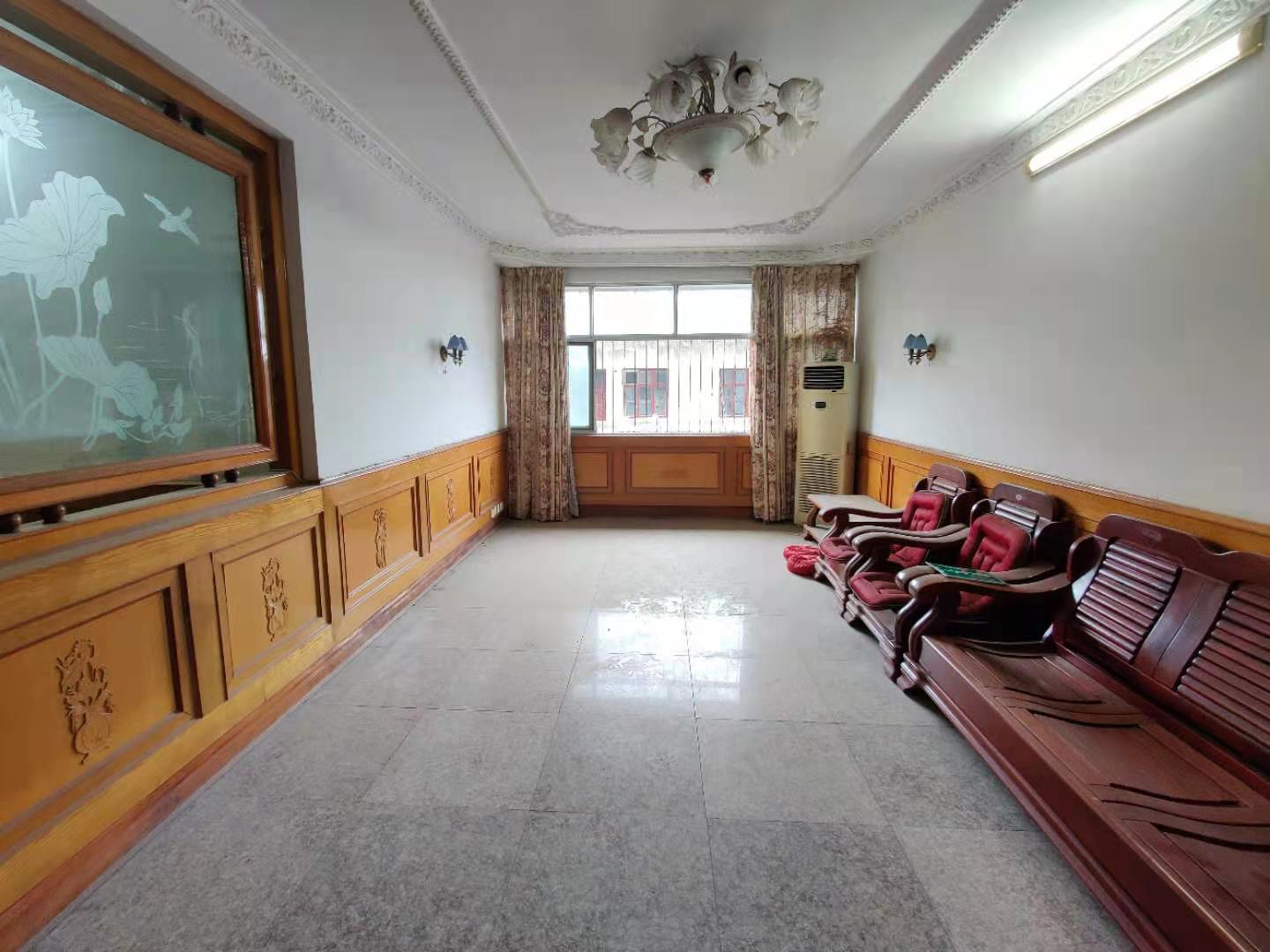 急卖！卫生小区中医院后体育广场武商近在 步梯好楼层三房朝南