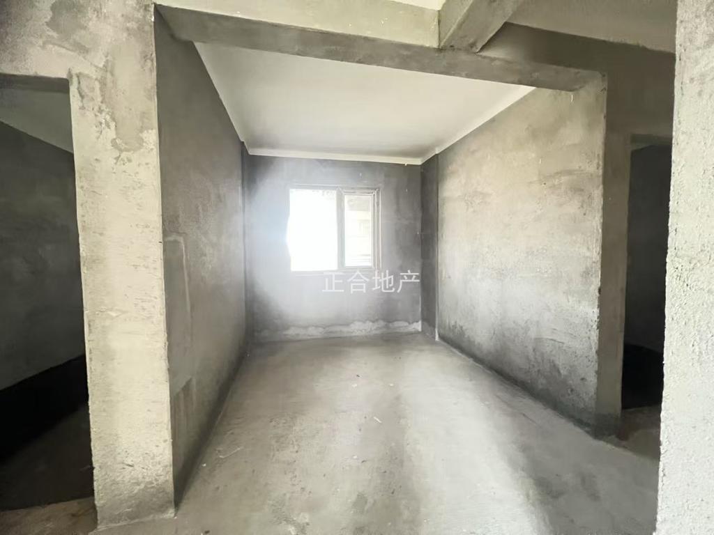 城南，北苑，大阳台，单价5千多，毛坯三房，中间楼层，采光好