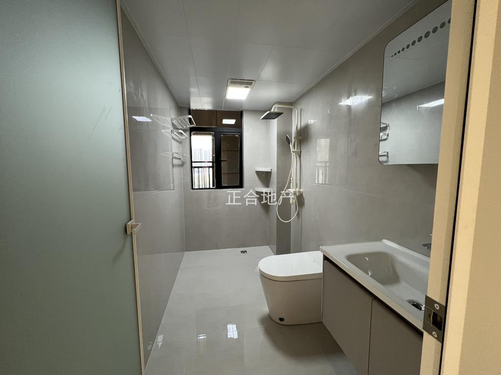 城南。御湖世家。好楼层电梯12楼。全新精装三房二卫，证满二，送车位