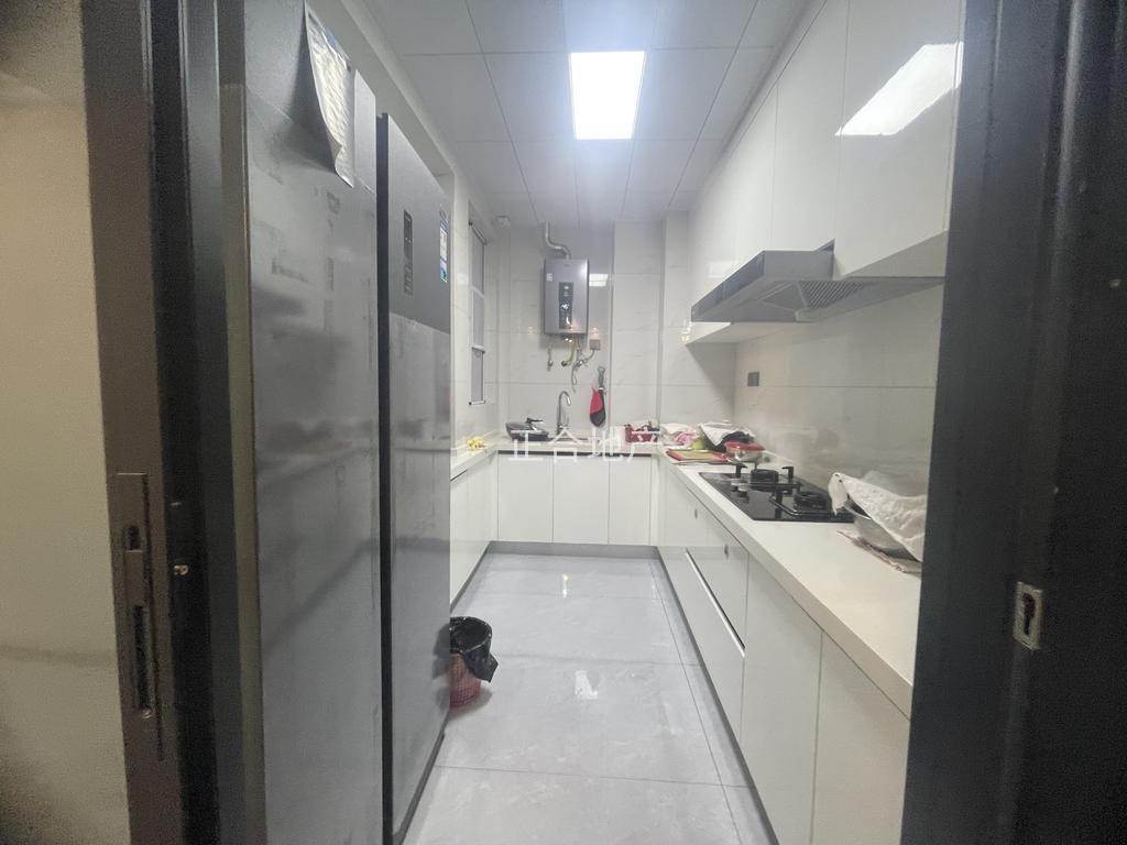 吾悦旁，蓝天新城。人车分流小区，精装三房，9.9成新，基本未住电梯好楼层证满二