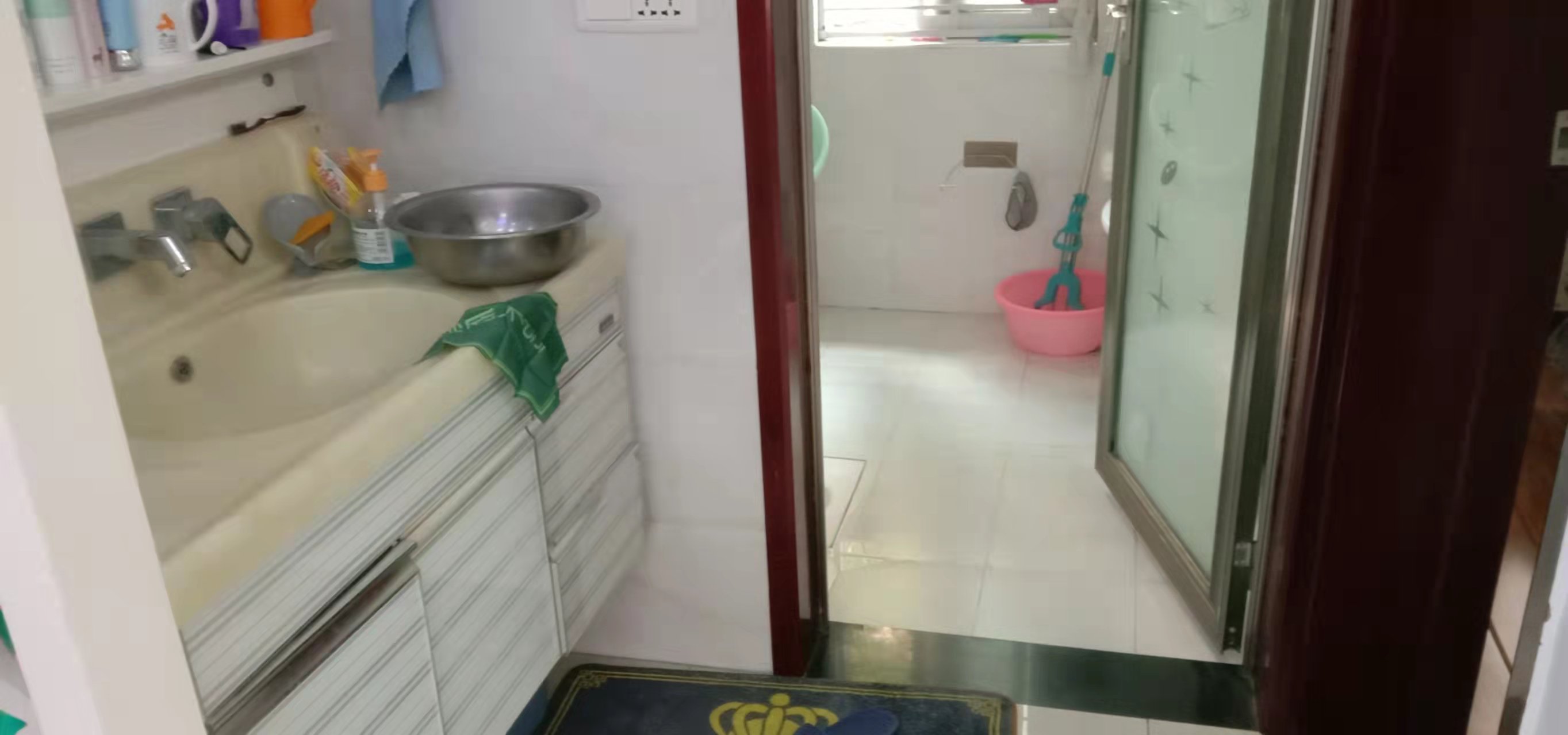 明珠新城精装三房拎包入住看房方便家里住的很少保养的不错哦