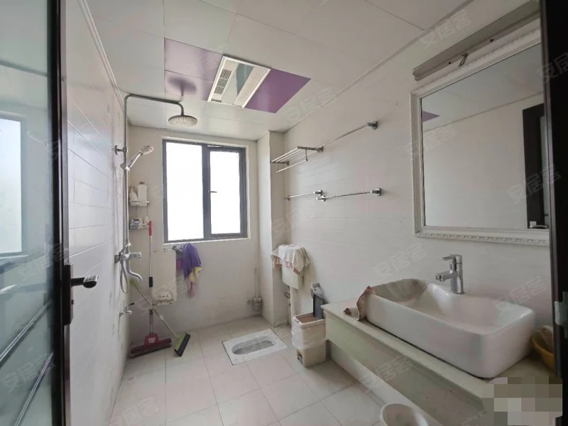 急售，商城附近，老三中旁，单价3900，精装3房2厅，电梯16楼