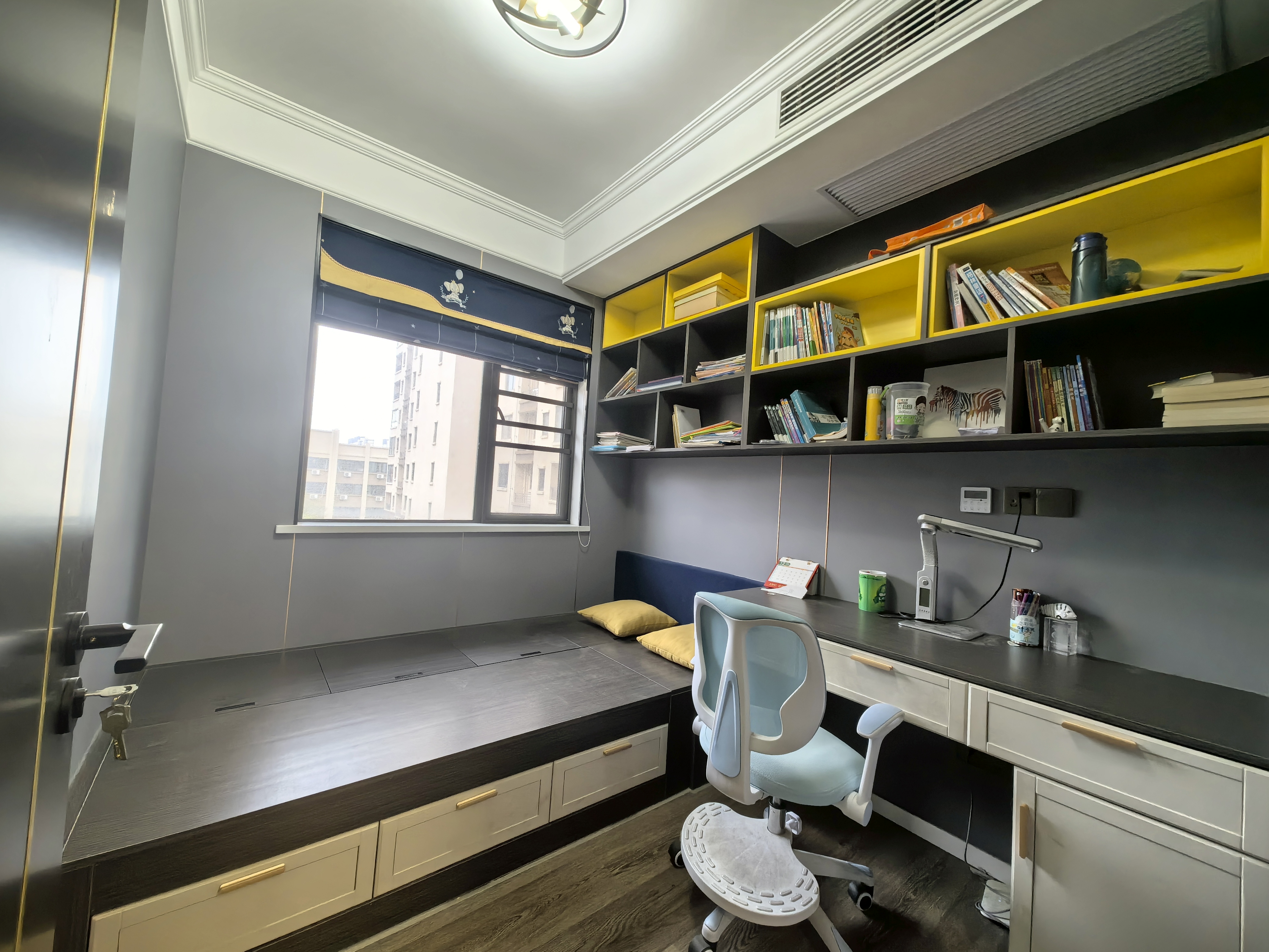 荣怀极地世家.电梯小高层一梯一户.精装四房..证件满二.看房方便