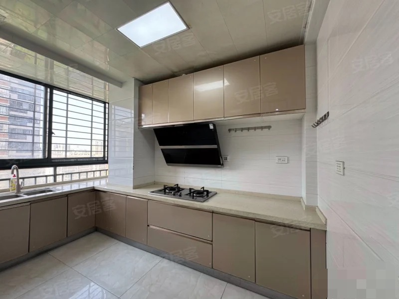 355，城西，金域城邦，边户，中间楼层10楼，精装三房（可改四房）电梯小高层，保养成色新，单价3900，