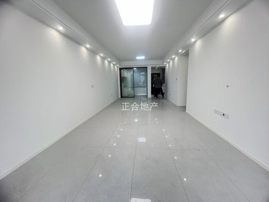 城南，新城壹号五期，一天未住，精装三房两卫，好楼层，三开间朝南