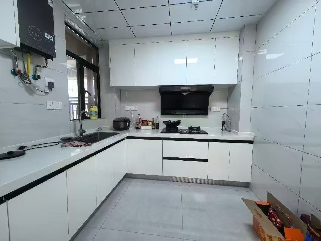 业主急售！城南御湖世家！单价4700，二楼，全新装修三房两卫，采光没问题