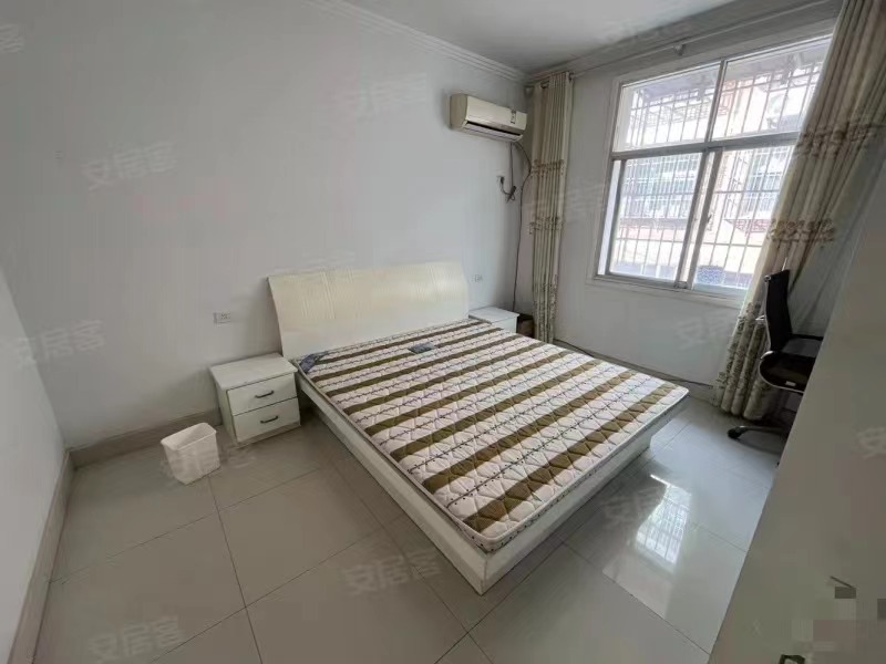 270，仙桃一中附近，福星城东门，步梯三楼楼龄新，有出场好停车，成色新，精装三房