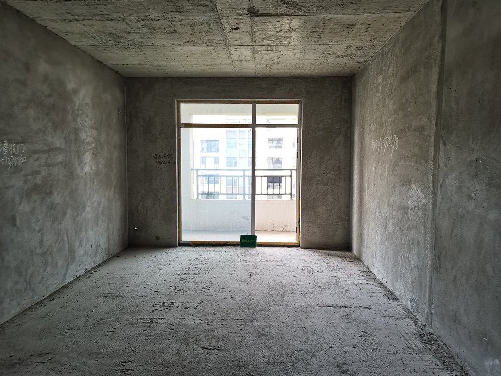 蓝天新城 高档小区毛坯三房小区环境优雅诚意出售！