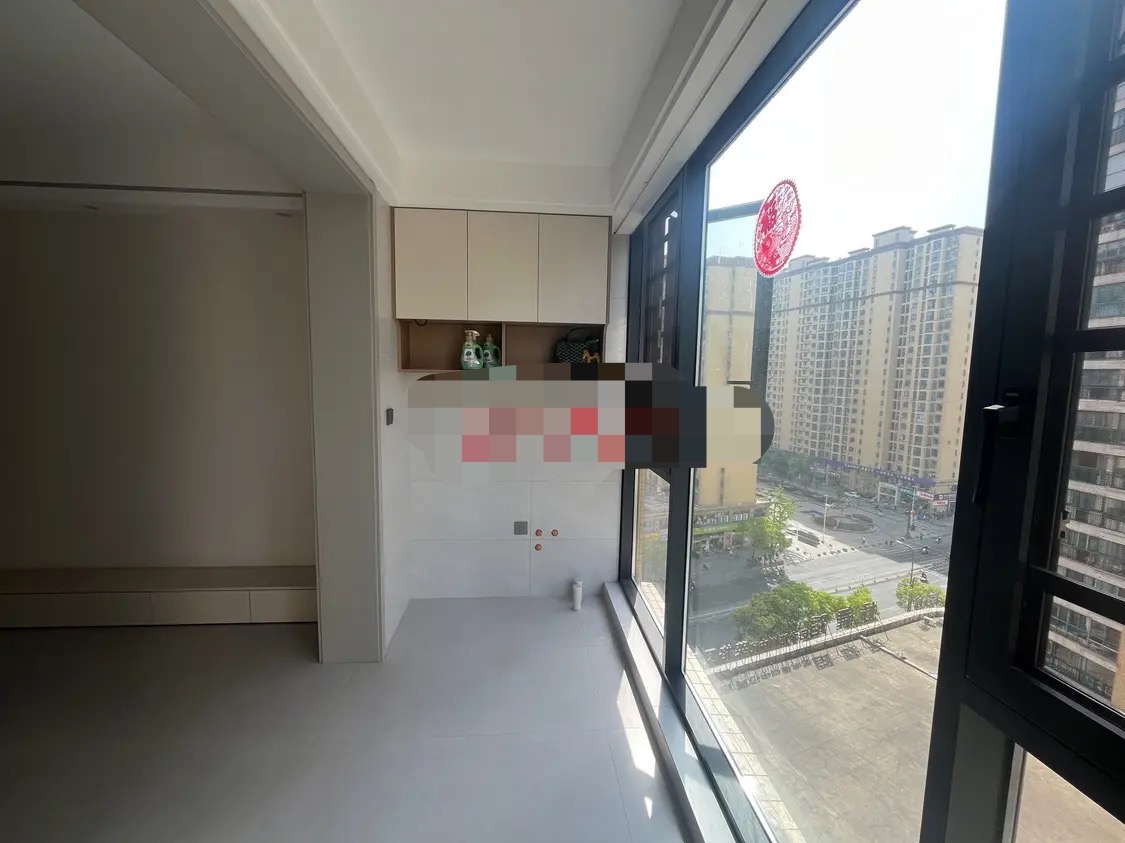 城南，新城壹号四期，湖景房，房东自装9.9成新，精装3房1卫，证满两年，好楼层，