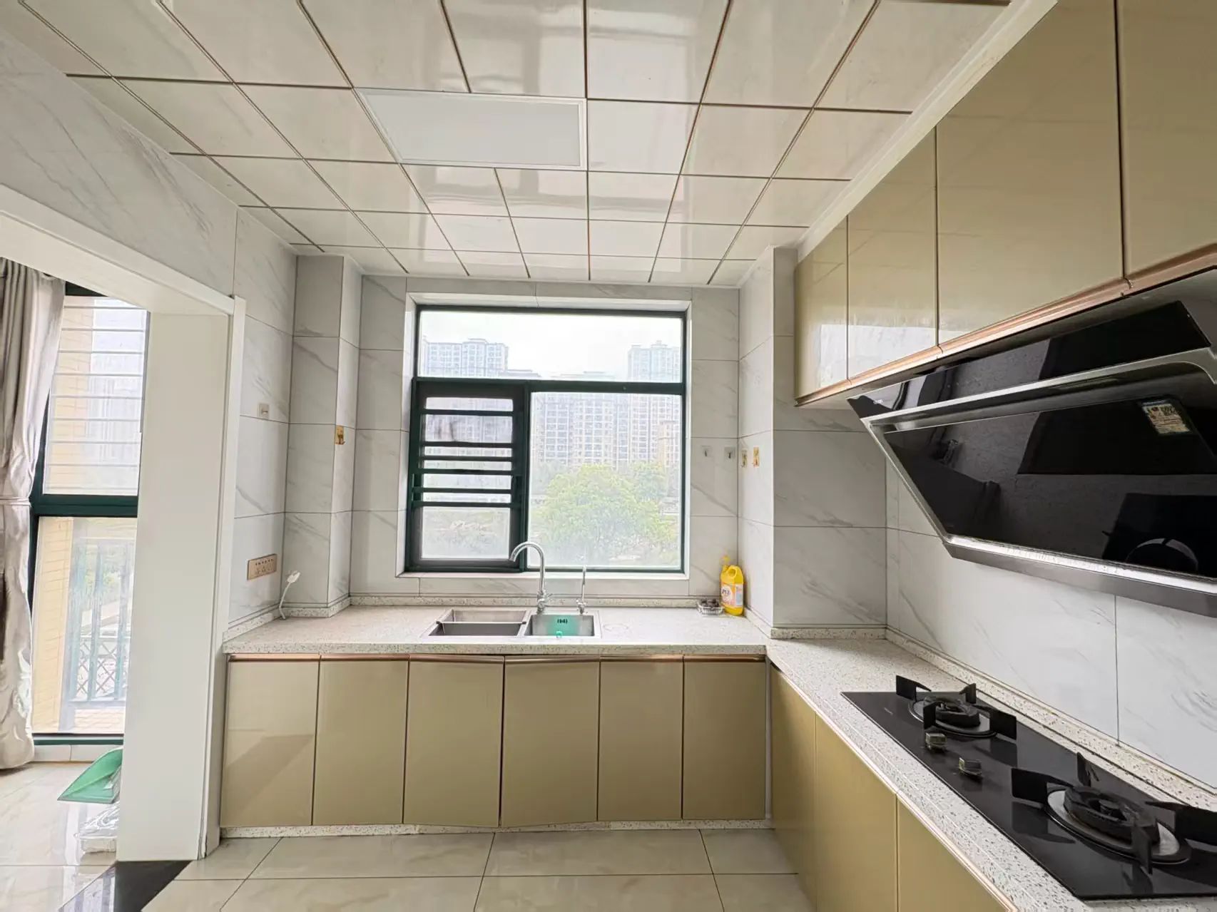 亏本，诚心出售，新城壹号五期，精装三房，南北通透，证满二