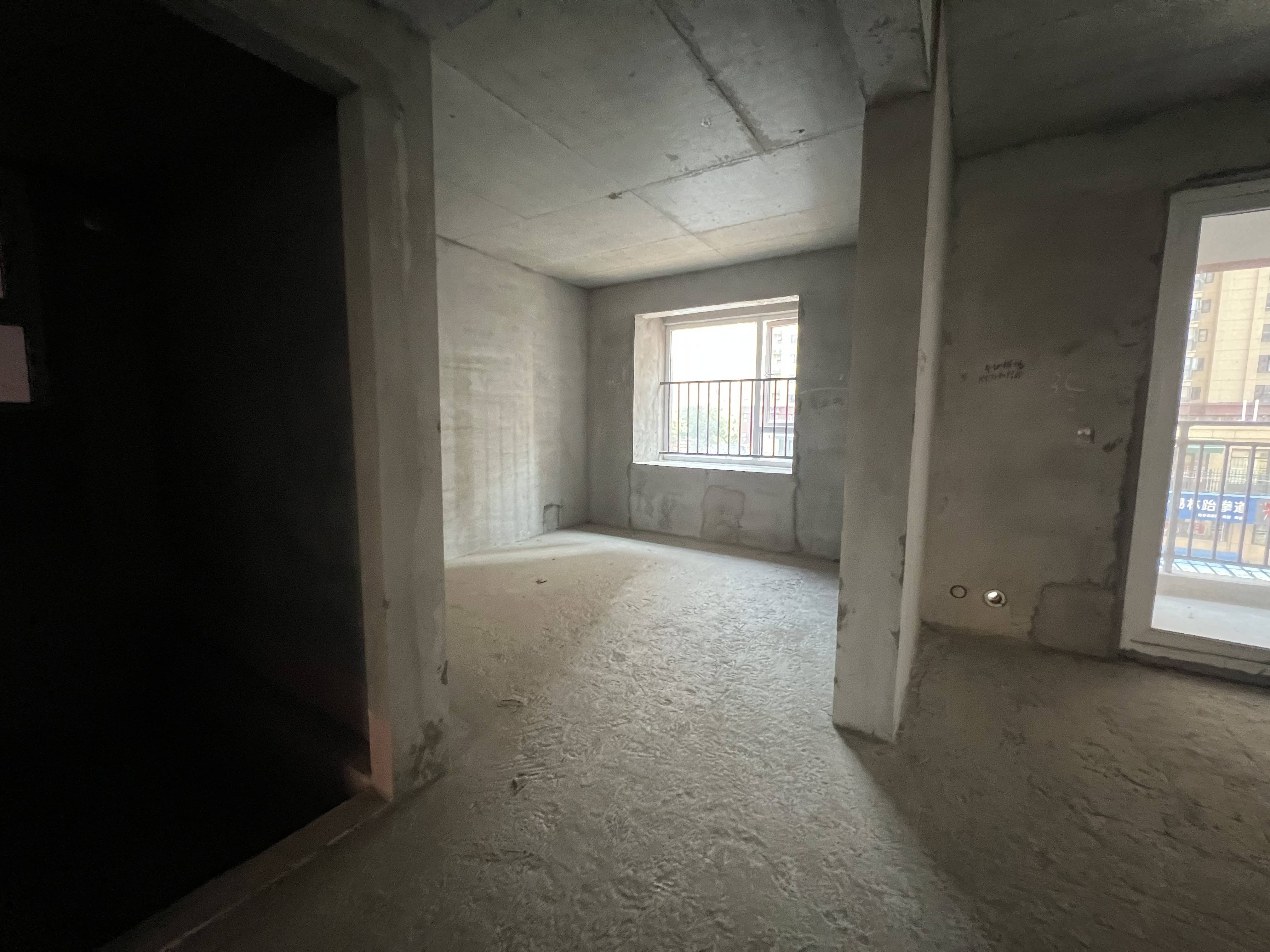 业主急售，证满二，户型方正，性价比高