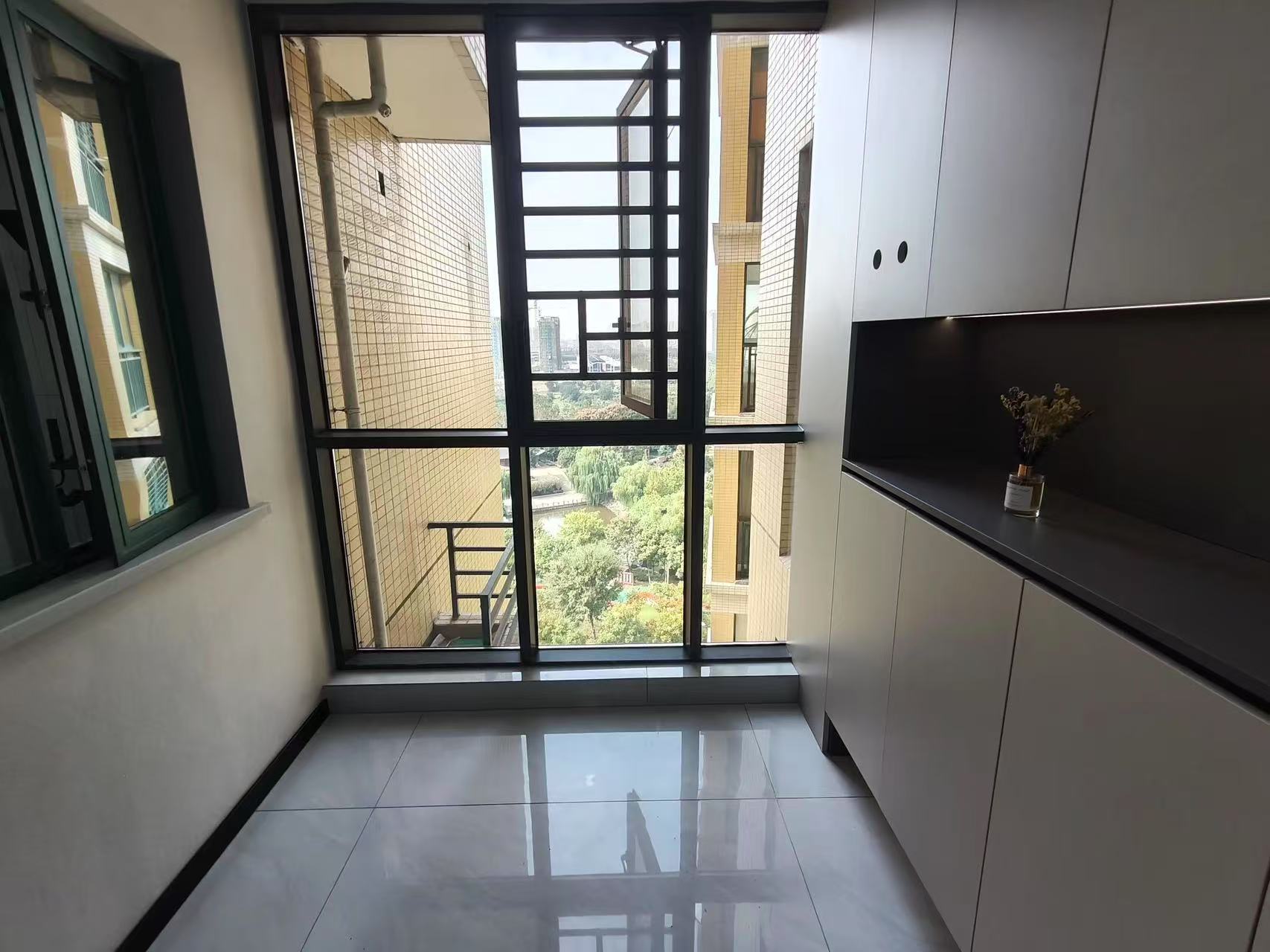 城南，新城1号五期，精装三房两卫，全新装修，好楼层，拎包入住