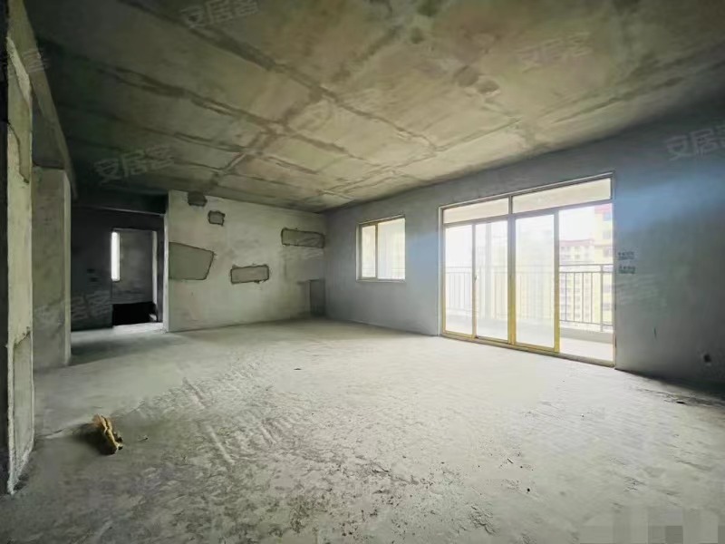 降价了，房东急售，城南新小区，电梯好楼层24楼，单价6153，边户，带车位，毛坯大四房，证满二，双阳台